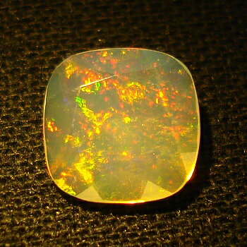 PedraMercadoの【ファセットカットに強い赤斑】エチオピア産オパールクッションシェイプ約0.76cts｜アングル2