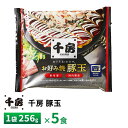 【送料無料】 内容量：千房のお好み焼き 豚玉　1袋256g×5枚 千房特製のお好み焼ミックス粉を使用してふっくらと焼き上げた、豚肉入りの定番メニューのお好み焼豚玉です。添付の千房特製ソース等をかけてお召し上がりください。 --------------------------------------------------- 　『千房のお好み焼き』について 1973 年創業。お好み焼の名店「千房」は大阪千日前に生まれました。この” くいだおれの街” 大阪にはありとあらゆる多彩な美味が溢れています。そんな大阪を代表する味といえば、お好み焼、たこ焼、うどん・・・。これらに共通するキーワードは” 粉”。だから浪速の食文化は別名” 粉食文化” とも言われています。この浪速の食文化が育んできた伝統の味を生かし、さらに美味しさに磨きをかけ、独自のこだわりを持ったお好み焼を創ってきました。 レンジで温めるだけの簡単調理！ 調理方法：電子レンジ500Wで約5分 内容量：お好み焼（豚玉）200g×1枚、千房ソース25g、ホワイトソース10g、かつお節1g、あおさのり0.2g×各1袋 原材料：お好み焼：キャベツ（国産）、全卵、小麦粉、豚肉、植物油脂、ねぎ、天かす、コーンフラワー、生姜塩漬け、山芋粉、食塩、ぶどう糖、かつお節粉末、植物たん白加水分解物／加工デンプン、調味料（アミノ酸等）、増粘剤（キサンタンガム）、酸味料、（一部に小麦・卵・豚肉・大豆・やまいもを含む）　濃厚ソース：糖類（砂糖・ぶどう糖果糖液糖）、野菜・果実（トマト、りんご、たまねぎ、その他）、醸造酢、食塩、香辛料／増粘剤（加工デンプン、増粘多糖類）、カラメル色素、酸味料、調味料（アミノ酸等）、（一部にりんごを含む）　乳化タイプ調味料：食用精製加工油脂、醸造酢、鶏卵、食塩、砂糖、乳たん白、香辛料、植物油脂／増粘多糖類、調味料（アミノ酸）、香辛料抽出物、（一部に卵・乳成分・大豆・りんごを含む）　かつお節：かつお節　アオサ：アオサ 栄養成分(100gあたり)：エネルギー165kcal、たんぱく質5.0g、脂質8.2g、炭水化物17.8g、食塩相当量1.1g 規格：236g1枚入 サイズ：175mm×190mm×35mm アレルゲン：小麦、卵、大豆、豚肉、やまいも、りんご、乳成分 賞味期限：製造日より365日 保存方法：冷凍-18℃以下で保存をしてください。 ※弊社に届いてすぐの商品を発送いたします。 ※最短でのお届けをご希望の場合は、お届け日のご指定はしないでください。