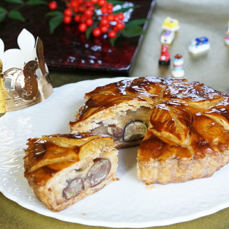 送料無料 新年のお祝いスイーツ 足立音衛門 栗のガレット・デ・ロワ＜王冠とフェーブ付（別添え）＞ 出荷日限定のサムネイル