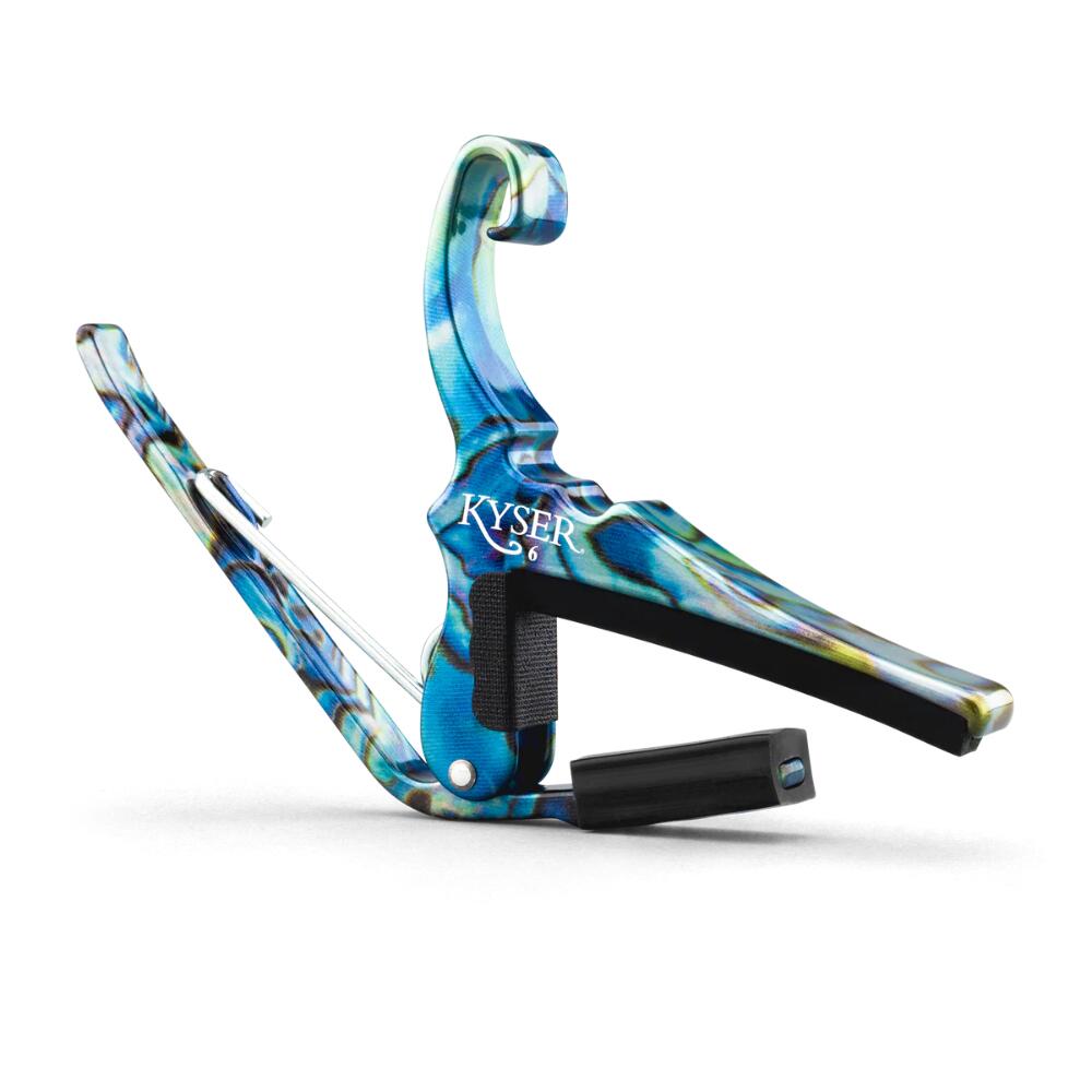 Kyser Quick-Change は、精巧にデザインされた高耐久性のカポタストです。 チューニングやコードフォームを変えずにギターのピッチを上げて異なる キーで演奏するという、カポタスト本来の目的を確実に果たしてくれる製品です。 初心者か熟練のプロミュージシャンであるかに関わらず、ほんの数秒で、片手だけを使ってピッチを変えることができます。 Kyser Quick-Change の魅力はそのシンプルさにあります。 近年では様々なデザインのカポタストが販売されていますが、同分野のパイオニアである本製品には、誰にも真似できない唯一無二の意匠が込められています。