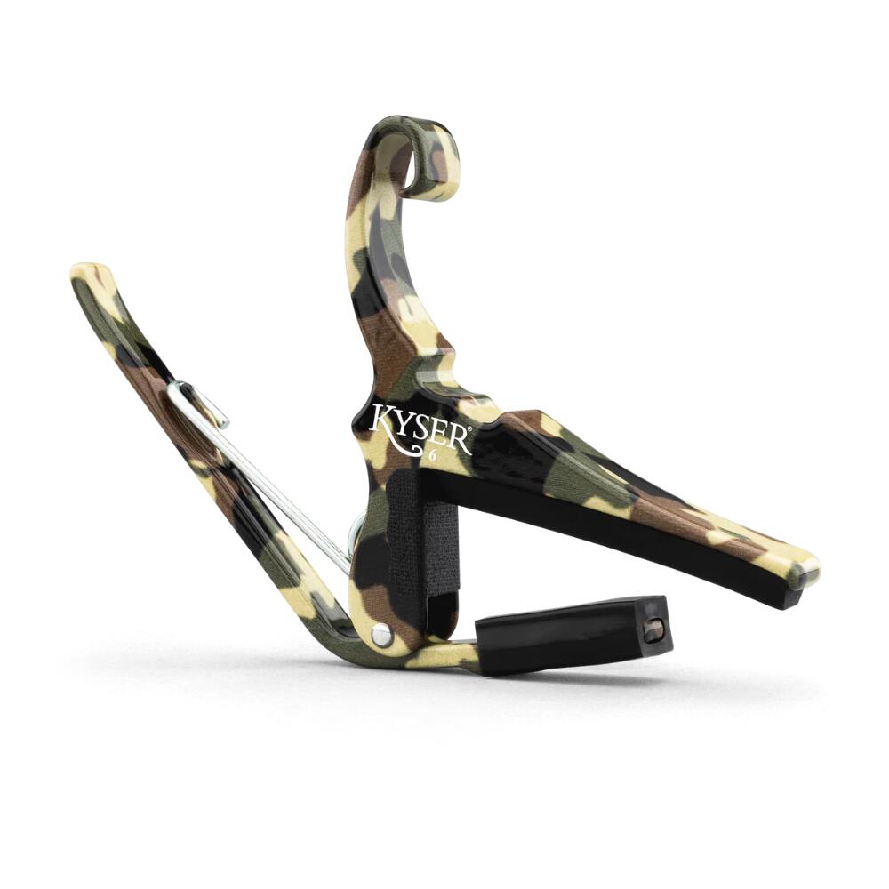 Kyser Quick-Change は、精巧にデザインされた高耐久性のカポタストです。 チューニングやコードフォームを変えずにギターのピッチを上げて異なる キーで演奏するという、カポタスト本来の目的を確実に果たしてくれる製品です。 初心者か熟練のプロミュージシャンであるかに関わらず、ほんの数秒で、片手だけを使ってピッチを変えることができます。 Kyser Quick-Change の魅力はそのシンプルさにあります。 近年では様々なデザインのカポタストが販売されていますが、同分野のパイオニアである本製品には、誰にも真似できない唯一無二の意匠が込められています。