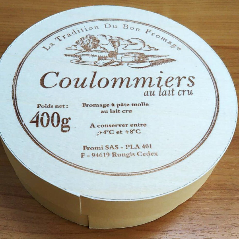 この商品の 発送は「水曜・金曜」になります。 特にお急ぎの場合は「備考欄に記載」又は店舗まで直接ご連絡ください。　TEL:0120-015-939 フランス産　白かびチーズ　クロミエCoulommiers　の詳細 名　称 ブリー 内　容 400g タイプ 白カビチーズ / ホワイトチーズ 乳　種 牛乳 原材料 乳（牛）、食塩、レンネット、乳酸菌、塩化カルシウム 原産国 フランス　イル・ド・フランス地方 賞味期限 商品に記載 調理方法 そのままお召し上がりください。 発送方法 冷蔵 保存方法 冷蔵保存 同　梱 冷蔵品・常温品の同梱ができます。 フランス産　白かびチーズ　クロミエ　Coulommiersについて きれいな白カビに覆われ、中身は中心が白くまわりは薄い黄色をし、とろっとやわらかなチーズ、 三大ブリーチーズのひとつ『クロミエ　500g』です。 その歴史は、カマンベールより古くからパリ郊外のブリー地方で1000年も前から作られており、その製法がノルマンディ地方に伝わり、カマンベールが作られるようになったそうです。 柔らかめがお好きな方にぴったりのチーズ、大きな長男「ブリー・ド・モー」は約3Kg、二男の「ブリー・ド・ムラン」は約1.5Kg、一番小さな「クロミエ」は“ブリー”の3兄弟の末っ子と言われるほどよく似ています。 サイズはおなじみのブリーチーズよりも小さくて、厚みがあります。 熟成がすすむとねっとりと濃厚な味わいに変わっていきます。 フルーティーな赤ワインやコクのある白ワインなどとご一緒にお召し上がりください。 白カビチーズの特徴 表面についた白いかびを熟成させて風味をつける 基本的にはクセが強くない（例外あり） マイルドで穏やかな味わいのものが多い もっちりとした舌触りでクリーミー 生クリームを加えているものは濃厚な味わい 各種チーズの中でも食べ頃が大切 熟成が進むと柔らかくなる 熟成が進みすぎると匂いがきつくなるく リンゴのスライスと一緒に食べても美味しい おすすめ利用シーン ホームパーティー、パーティ、家飲み（家呑み）、女子会、飲み会、オードブル、おつまみ、クリスマス、ギフト、贈り物、プレゼント、誕生日（バースデー）、バレンタインデー、ホワイトデー、結婚記念日 配送区分：BF三大ブリーチーズのひとつ『クロミエ　500g』 柔らかめがお好きな方にぴったり