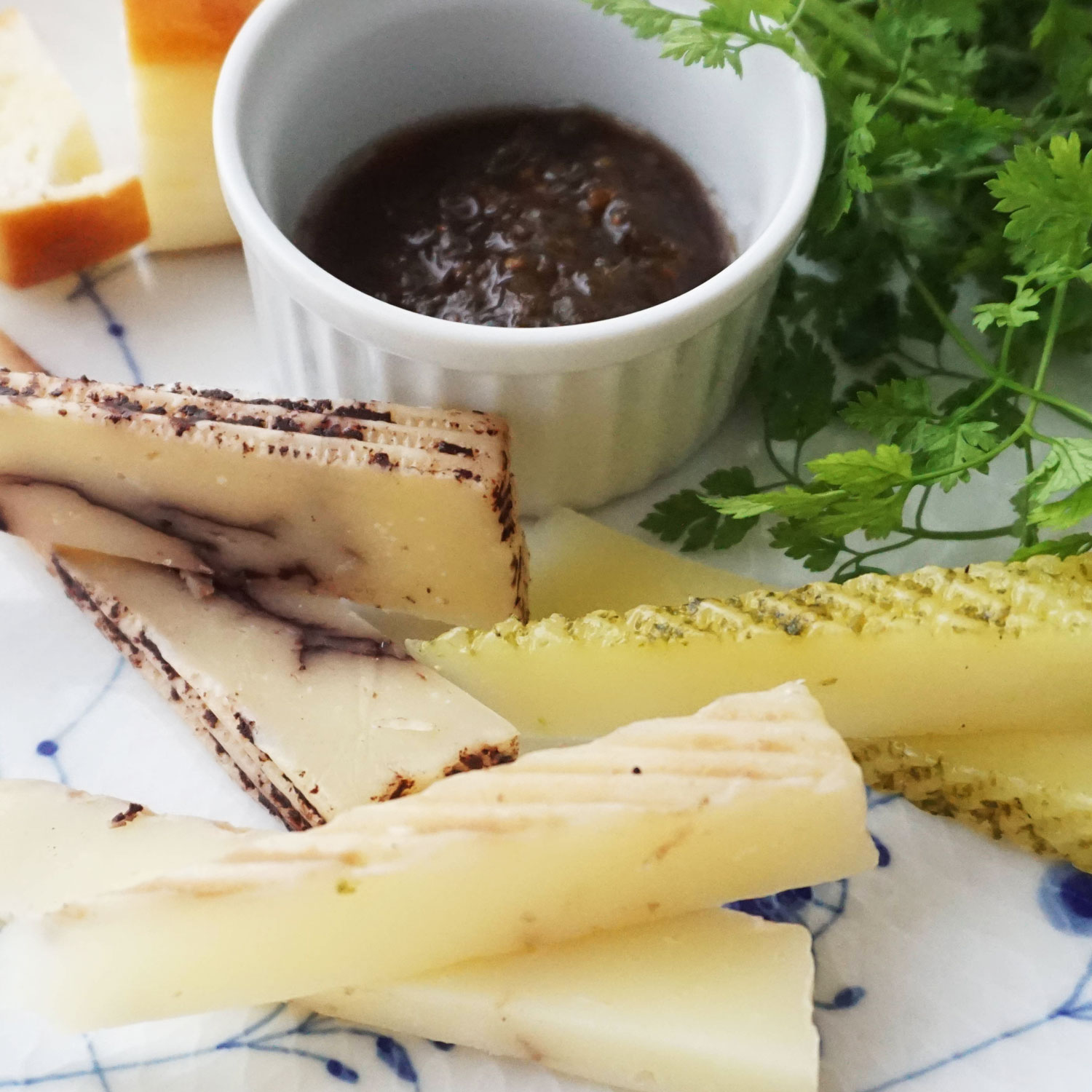 EU スペイン産羊乳チーズ ケソ・デ・オバーハ・トスカーナ・バジル（バジル入り羊乳チーズ）150g DOP QUESO DE OVEJA CON PESTO DE LA TOSCANA 美味しいスペイン delicioso espa?ol毎週水・金曜日発送