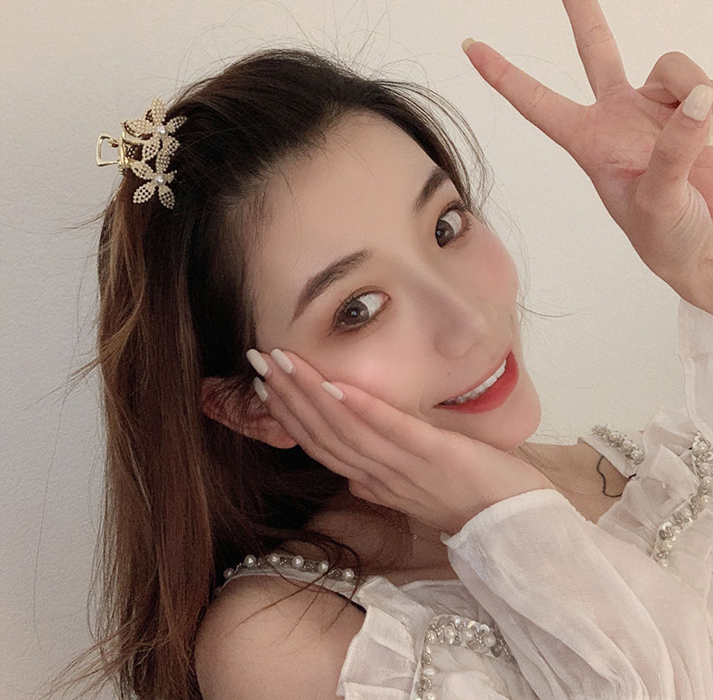 【即日発送】ヘアーアクセサリー ヘアクリップ 髪留め キラキラ 花柄 気質 百掛け sweet系 姫系 お嬢様 ヘアバンド ヘッドバンド ヘアピン プレスヘア カジュアル 上品 大人 かわいい おしゃれ フォーマル 二次会 結婚式 お呼ばれ 韓国ファッション