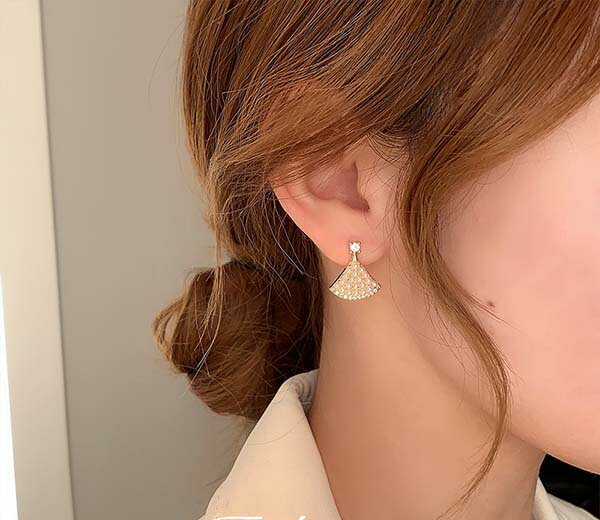 ロングピアス ロングイヤリング チェーン キュービックジルコニア 揺れ エレガント 大人っぽい ロングチェーンピアス イヤリング キュービックジルコニア ロングピアス ロングイヤリング 華やか 結婚式 2次会 パーティー 揺れ