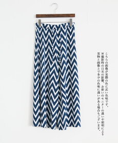 パッと目を惹くジグザグ柄スリットワイドパンツ