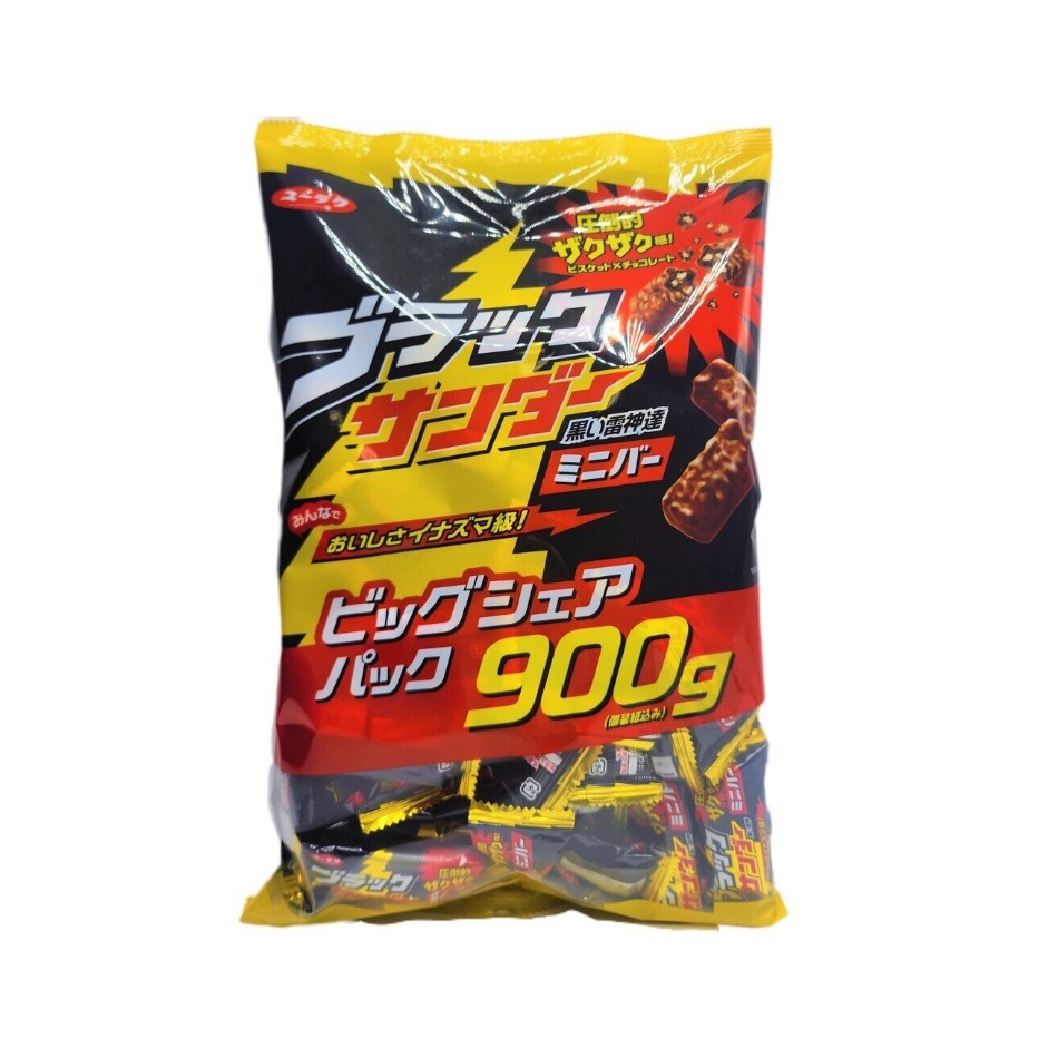 【商品の特徴】900ｇの大容量お得サイズ / 個包装 / ココアクッキーとプレーンビスケットをチョコレートでコーティングブラックサンダービッグシェアパックは、ミニタイプのブラックサンダーがたくさん入った大容量パックの商品です。 ココアクッキーのほろ苦さとチョコレートの甘みがマッチした味わい。 見た目は少し小さいですが、ザクザクとした食べ応えのある食感は癖になる美味しさです。 個別に包装されているので、ご家庭のほか、職場や学校でのシェアにもピッタリ。