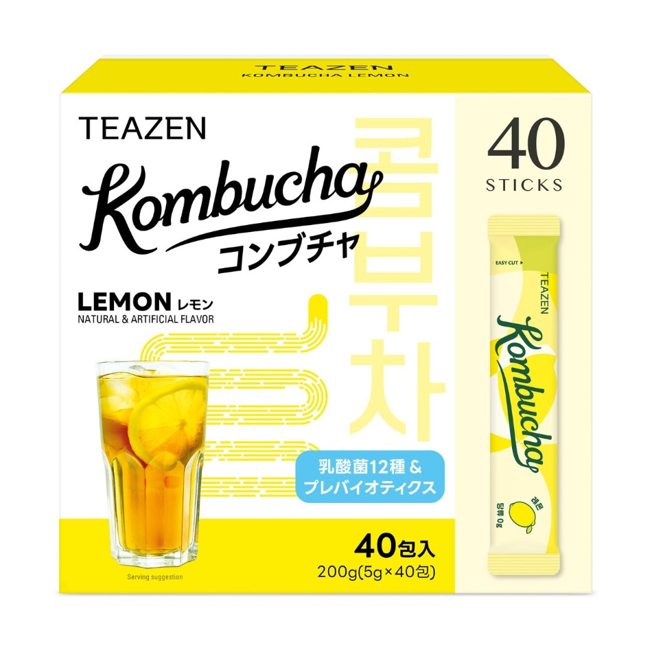 【商品の特徴】Teazen コンブチャの中でも人気フレーバーであるレモン味です / 12種類の乳酸菌含有の粉末清涼飲料（プロバイオティクスとプレバイオティクス） / 砂糖0かつ低カロリー（14kcal） / 飲みやすい個包装 / 5g X 40 包入り / 155mm x 65mm x 145mm (長さ x 幅 x 高さ)クセがない味で美容をサポートします。Teazenでは原料の直輸入管理、HACCP認定自社工場の生産管理を行っています。運動中、仕事中、勉強中、炭酸飲料・コーヒーの代わりにもお飲みいただけます。脂っこい食事の後のリフレッシュにも！コンブチャレモン1本あたりのカフェイン含有量：2.5mg