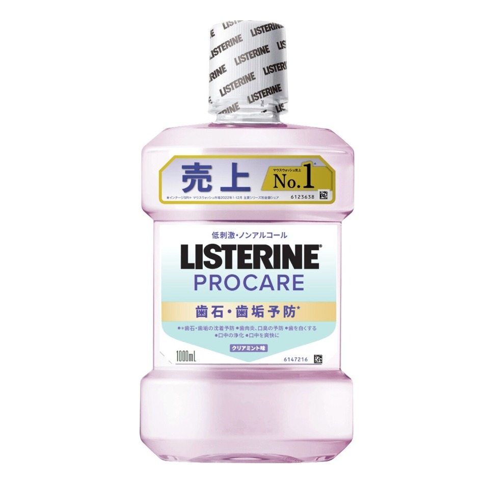 【商品の特徴】【おうちで予防歯科ケア】一度できてしまうと歯科医院でのケアが必要な「歯石」や様々なおくちトラブルのもととなる「歯垢」をおうちで予防ケア。 / 【リステリン独自処方】4つのエッセンシャルオイルと塩化亜鉛の有効成分がお口のすみずみまでゆき渡り、歯石や歯垢の沈着を予防する  ※４つのエッセンシャルオイル：1,8-シネオール、塩化亜鉛、サリチル酸メチル、チモール、L-メントール / 【お口のトラブルの元からケア】歯磨きで届きにくい、歯と歯ぐきの隙間までしっかり洗 浄・殺菌。いつものオーラルケアで使用することで、お口をトラブルから守ります。 / 効能効果：歯石・歯垢の沈着予防、歯肉炎・口臭の予防、歯を白くする、口中の浄化、口中を爽快に / 低刺激、ノンアルコール処方適量（約20ml）を30秒ほど口に含み、よくすすいでから吐き出し、ブラッシングしてください。（6歳以上~12歳未満の場合は約10mL）液体歯磨。医薬部外品。1日2回の使用をおすすめします。容量：1000ml／本安全キャップの開け方：キャップの両脇を押しながら、開くまで反時計回りにひねる。閉め方：キャップをかぶせて、固く閉まるまで時計回りにひねる ［医薬部外品］販売名：リステリン トータルケア TT