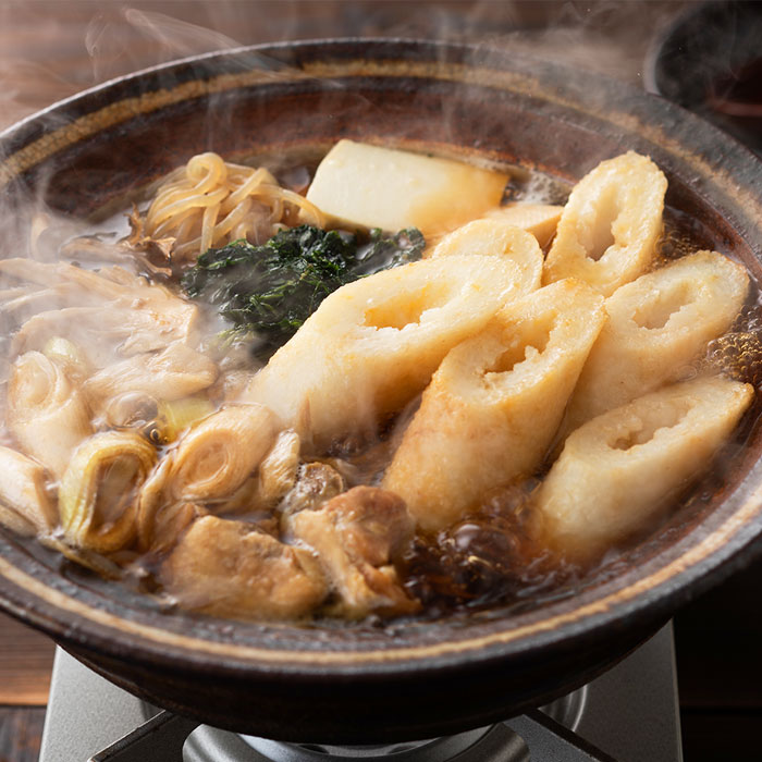 きりたんぽ鍋の本場は秋田県大館市。地元産のきりたんぽや比内地鶏、糸こんにゃくに加え、大館市民500人以上の味見を経て完成した比内地鶏スープで作る本場の味わい。スープが染み込んだ肉厚のきりたんぽは、一度食べたら忘れられない！ ○名称：鍋具材詰合せ ○内容量：きりたんぽ270g（90g×3本）、スープ300g、比内地鶏味付け40g、糸こんにゃく60g、乾燥野菜（舞茸3g、ごぼう4g、セリ3g）、フリーズドライ野菜（ねぎ3g） ○原材料名　：【きりたんぽ】うるち米（秋田県産あきたこまち）、食塩、【スープ】醤油、鶏ガラ、酒、みりん、食塩、調味料（アミノ酸等）、（原材料の一部に大豆、小麦、鶏肉を含む）、【比内地鶏味付け】鶏肉（秋田県産比内地鶏）、醤油、鶏ガラ、酒、みりん、食塩、調味料（アミノ酸等）、（原材料の一部に大豆、小麦を含む）、【乾燥野菜】舞茸（秋田県産）、ごぼう（秋田県産）、セリ（秋田県産）、【フリーズドライ野菜】ねぎ（国産）、【糸こんにゃく】こんにゃく粉（国産）、水酸化カルシウム ○配送形態：常温(宅配BOX・置配不可) ○保存方法：常温 ○賞味期限：90日 ○熨斗　　：可（無地、内祝い、お中元、お歳暮） ○名入れ　：可 ○包装　　：可（ギフト包装可・2重包装可） ○手提げ　：不可（ビニール袋あり） ○備考　　： ○製造　　：【秋田活性化株式会社】〒010-0951秋田県秋田市山王7丁目4-13　拓朋ビル2F　202号 【おすすめ用途】 ご自宅用 手土産 お歳暮 お年賀 お中元 敬老の日 父の日 母の日 誕生日 ギフトプレゼント 贈り物 贈答 ご挨拶 御礼 お礼 お祝い 結婚祝 内祝い 卒業 【贈る相手】 女性 男性 友人 家族 祖母 祖父 孫 20代 30代 40代 50代 60代 70代 【関連ワード】 グルメ 通販 お取り寄せ おすすめ 人気 送料無料 お鍋 水炊き