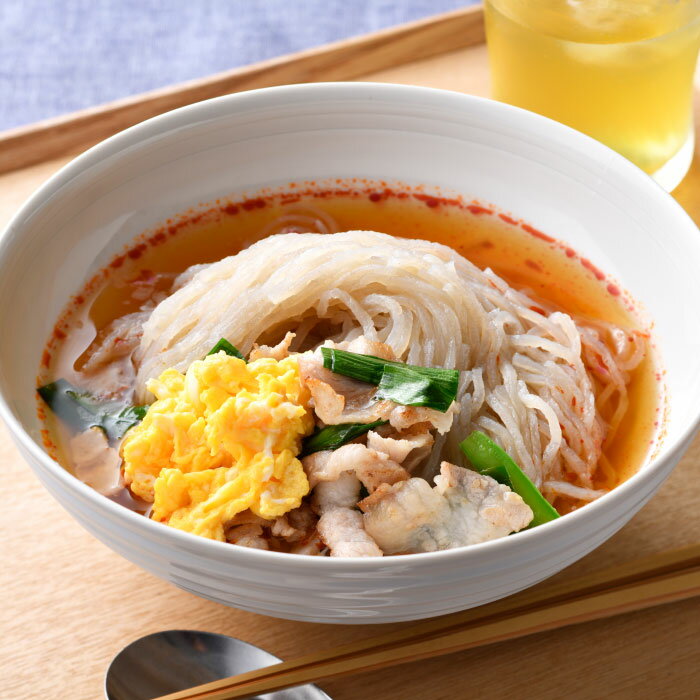 宮崎県の激辛ご当地ラーメン「辛麺」の冷やし版。いかにも辛そうなスープは、唐辛子の強烈な辛さの中に肉の旨みが見え隠れ。シコシコとしたそば粉入り冷麺をすすると、爽快な刺激が何とも後をひく。炒り卵や炒めた挽き肉を加えてどうぞ。○名称：冷し辛麺 ○...