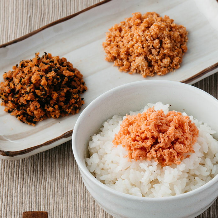 国産の秋鮭を風味良く焼き上げ、ソフトな食感に仕上げました。定番の「焼鮭ほぐし」に加え、鮭フレークとわかめを混ぜ合わせ、香りのよい金ごまとともにほんのりしそ風味に仕上げた「鮭わかめ」と鮭フレークにプチプチ食感のししゃも卵と、コクのあるたらこを...