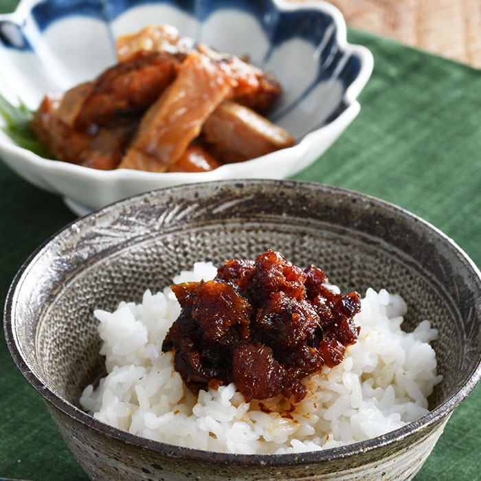 香ばしく焼いた国産穴子を醤油や砂糖で甘辛く煮つけた佃煮と、同じく国産の穴子をスモークウッドで丁寧に燻し、酒に合う燻製をセットにした。佃煮は瓶のフタを開けると穴子がぎっしり。濃厚な味で、ご飯のお供や混ぜご飯、玉子焼きなどにも活用OK。化粧箱入りの常温商品は贈答に最適だ。○名称：水産加工品 ○内容量：焼あなご佃煮125g×2瓶、あなごの燻製70g×1缶 ○原材料名 焼あなご佃煮　焼あなご（あなご（国産）、しょうゆ、砂糖、みりん、その他）、醤油、砂糖、還元水飴、醗酵調味液、合成清酒、風味調味料/調味料（アミノ酸等）、保存料（ソルビン酸K）、酸味料、（一部に小麦・大豆を含む） あなごの燻製　あなご（島根県産）食塩、砂糖 ○配送形態：常温 (宅配BOX・置配不可) ○保存方法：高温多湿、直射日光を避けて保存 ○賞味期限：製造日より1年 ○熨斗：可（無地、お中元、お歳暮） ○名入れ：不可 ○包装：不可 ○手提げ：不可 ○荷姿：化粧箱 ○備考： ○製造者：【令和シーフーズ】〒697−0017　島根県浜田市原井町3050−33