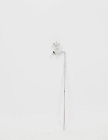 商品説明 楽天でピアノ用品なら【音手箱】音楽雑貨、ピアノカバー、ピアノレッスン用品、レッスングッズ、発表会記念品、　ピアノライン　 補助ペダルや楽譜まで。 ※2枚目以降は作品イメージです。 かわいい蛇口タイプのピック　インテリアにも 【サイズ】巾2.5×奥5×高30.5cm ［材質］アイアン 【村田屋産業の商品について】 ・カタログ写真と実際の商品は多少、色・サイズ・質感が異なる場合がございます。 ・直射日光の当たる場所や屋外で使用すると、変色や色落ちする場合がございます。 ・天然素材を用いている商品は、サイズ・カラー等で製品毎に多少のバラつきがございます。 ・染料で色付けしている商品は、摩擦・水に触れると色落ちする可能性がございます。 ・ニスにて仕上げている商品は、多少ニオイがする可能性がございます。 ・鉄商品は保存状況により、表面が酸化し錆びや変色が生じる場合がございます。 ・アンティーク加工商品は、デザインにおいて色落ち・変色等を施しております。 ・レジン・ガラス商品は、多少の気泡やひずみが入る場合がございます。 ・ブリキの工芸品は、全てが手作業で生産しております。本体の部品は細かく、職人が一つ一つ溶接で繋げております。塗装は主に吹付塗装でこれも職人が手作業で行っております。そのため、それぞれ作り手の個人差により多少のサイズの違いや塗装のムラ、表面の歪み、凹み、カケ等がある場合がございます。それも手作り商品の個性としてご了承ください。 こちらの商品は塗装も含め手作業により製造しております為、個体差がございます。 また多少のキズ、へこみ、欠け、塗装ムラ等があることがございます。ご了承ください。 おしゃれ 可愛い アンティーク風 庭 園芸 ガーデン 村田屋産業 My Garden＆Living DONNA FELICE 7255