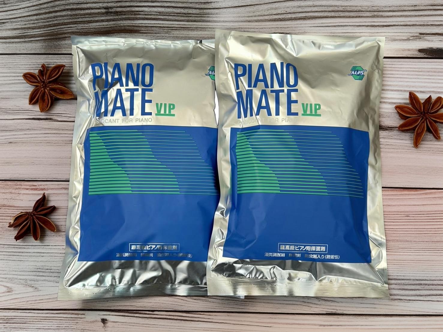 商品説明 楽天でピアノ用品なら【音手箱】音楽雑貨、ピアノカバー、ピアノレッスン用品、レッスングッズ、発表会記念品、補助ペダルや楽譜まで。 効果持続、調律サイクル1年に対応（調律師さん推奨） 乾燥剤の交換は忘れがちで面倒な作業です。年1回の調律時に依頼されるのが通常です。そのためには持続性のあるタイプを選ぶのが重要です。B型シリカゲルは、吸湿と放出を繰り返し、ピアノ内部を快適な湿度（関係湿度50～65％）にコントロールする、理想的な作用を備えた湿度調整剤です。吸湿した時でもベトつかず、潮解性を示して液体になることはなく安全です。 調律シールが付属しており、次回の調律時期を簡単に記録できます。特殊粘着剤を使用しているため、ピアノに貼っても簡単にはがすことが可能です。ピアノのコンディションを保つための必需品です。 お手軽な2個セット！ ♪最高級　ピアノ保護剤　♪ 「ピアノ　メイト」 【湿気調節・防錆・防虫効果】 ■すぐれた調湿効果 B型シリカゲルを使用していますので、吸湿と放出を繰り返し、 ピアノ内部を快適な湿度（50％〜65％）にコントロールします。 又、吸湿した時でも、べたついたり、液体になることなく、安全です。 ■防錆効果　VCLゲル 気化性防錆とシリカゲルとの相乗効果によるすぐれた防錆効果で、 ピアノの弦やピン等の金属部分を錆から守ります。 ■防虫効果　VCLゲル 微香の天然気化性防虫剤を配合しておりますので、においも、気になりません。 ◆ご使用方法は、パッケージに書いてありますので、ご安心を！ 調律シール付き 【ご注意】 ●有効期限は、通常開封後6〜12ヶ月位です。 ●一度に2箱ご使用頂ければ、一層効果的です。 ●食べられませんので、食品や、お子様の手にふれないように、お願いします。 ●使用後は、不燃物として、捨てて下さい。 Bゲル500g×1袋 ひも付防錆・防虫剤×1袋 NET：500g　効果持続、調律サイクル1年に対応（調律師さん推奨） 乾燥剤の交換は忘れがちで面倒な作業です。年1回の調律時に依頼されるのが通常です。そのためには持続性のあるタイプを選ぶのが重要です。B型シリカゲルは、吸湿と放出を繰り返し、ピアノ内部を快適な湿度（関係湿度50～65％）にコントロールする、理想的な作用を備えた湿度調整剤です。吸湿した時でもベトつかず、潮解性を示して液体になることはなく安全です。