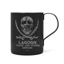 ＜商品名＞BLACK LAGOON 二層ステンレスマグカップ(塗装) ラグーン商会＜商品内容＞「BLACK LAGOON」より、海の上で重宝する頑丈で保温・保冷性の高い『運び屋』専用のマグカップが登場！・HOTもCOLDも長時間楽しめます。・国内産の二層式ステンレスマグカップ。・冷たいものはぬるくなりにくく、温かいものは冷めにくいのが特徴(外側も熱くなりすぎません)。・世界最高峰レベルのステンレス加工技術を誇る、新潟県燕市製。・アウトドアでの使用に最適。【ご注意】・破裂の恐れがあるため、直火にかけないでください。・研磨付きタワシ・クレンザーのご使用は本体やプリント部分を傷つけます。・食器洗浄機使用不可。・電子レンジ使用不可。【サイズ】 高さ9.5×直径7.9cm【素材】 ステンレス＜発売日＞2024/07/上　＜メーカー＞コスパ　＜JANコード＞4549970362283　＜型番＞　＜予約1次締切＞2024/04/24　BLACK LAGOON　ブラックラグーン　ブラック・ラグーン　広江礼威　ロック　レヴィ　ロベルタ　マグカップ　コップ　