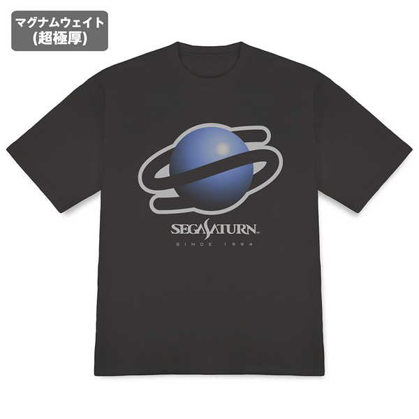 ＜商品名＞セガサターン マグナムウェイトTシャツ SUMI-M＜商品内容＞「セガサターン」より、マグナムウェイトTシャツが登場！超極厚の生地を使用。・一般的なTシャツ5.6オンスよりも更に厚い9.1オンスの型崩れしにくいタフな生地。・ゆったりと着れるオーバーサイズのシルエット。・綿100％で素肌にやさしく、吸水性にも優れたハイグレードな1枚です。・胴は脇下に縫い目のないフラットな『丸胴タイプ』を採用。洗濯による斜行(ねじれ)が起きにくく、快適な着心地が続きます。・首まわりはリブ仕様。着脱がスムーズです。・首元や袖口は、2本の糸で縫い付ける『ダブルステッチ』仕様。しっかりとした縫製で、長く愛用いただける一枚に仕上げました。・Tシャツ内側の肩まわりには、襟伏せテープを取り付ける『タコバインダー始末』を採用。襟の伸びや型崩れを防ぎ、より快適な着心地を追求しました。【サイズ】 M （約）身丈72cm / 身幅57cm【素材】 綿100％＜発売日＞2026/11/中　＜メーカー＞コスパ　＜JANコード＞4549970503402　＜型番＞　＜予約1次締切＞2026/10/07　　おすすめ商品セガサターン マグナムウェイトTシャツ SUMI-Lセガサターン マグナムウェイトTシャツ SUMI-XLドリームキャスト　メガドライブ　ゲームギア　セガサターン　Tシャツ