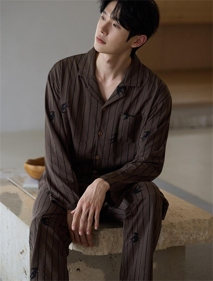 綿 パジャマ メンズ 上下セット トップス ボトムス 長袖 春 秋 冬 前開き シャツ ストライプ 刺繍 つばめ ロングパンツ ワイド ウエストゴム セットアップ ルームウェア 2点セット 男性 部屋着 寝間着 寝巻き おそろい コットン ソフト ストレッチ 抗菌 消臭 プレゼント