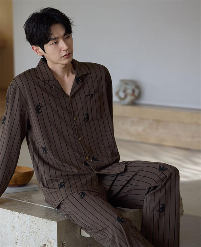 綿 パジャマ メンズ 上下セット トップス ボトムス 長袖 春 秋 冬 前開き シャツ ストライプ 刺繍 つばめ ロングパンツ ワイド ウエストゴム セットアップ ルームウェア 2点セット 男性 部屋着 寝間着 寝巻き おそろい コットン ソフト ストレッチ 抗菌 消臭 プレゼント