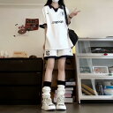 夏物の薄手で、おしゃれで可愛らしい小中学生の女の子向けに、運動にぴったりの上下セットです。白い半袖シャツと半ズボンには英字の模様が入っており、普段着としても使える便利な2点セットです。