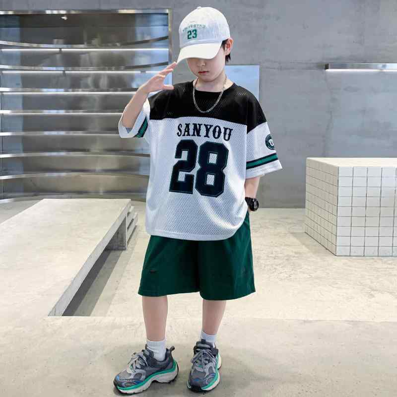 楽天おうち健康生活バスケットボールウェア 男の子 キッズ ジュニア スポーツ セットアップ 夏 半袖 Tシャツ ハーフパンツ 2点セット 薄手 通気性 汗をかいてもサラサラ 軽量 かっこいい スタイリッシュ カジュアル 色使い