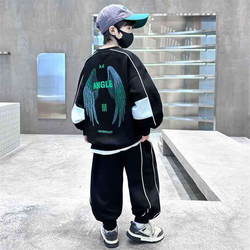 ・スタイル: スポーツ・点数: 2点・素材: 綿布・参考身長: 120cm、130cm、140cm、150cm、160cm、170cm・カラー展開: ブラック・セット内容: 長袖、ズボン・厚さ: 通常・前立て: プルオーバー・柄: プリント