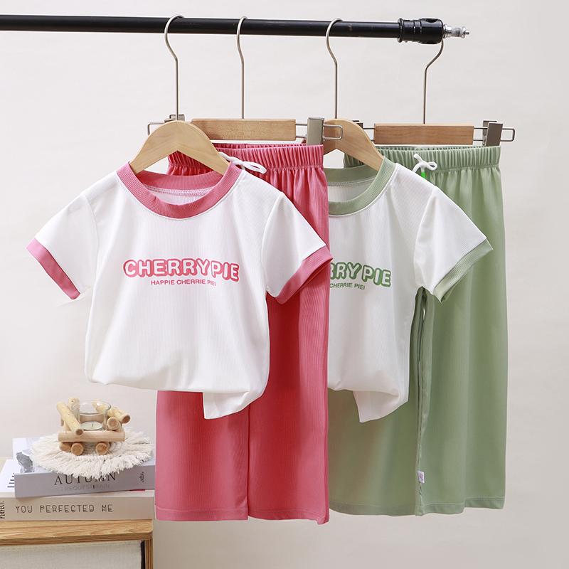・スタイル: カジュアル・性別: 女の子・対象年齢: 6ヶ月, 9ヶ月, 12ヶ月, 18ヶ月, 2歳, 3歳, 4歳, 5歳, 6歳, 7歳, 8歳, 9歳, 10歳・素材構成: ポリエステル96%、ポリウレタン4%・柄: 英字、数字、テキスト・開閉: プルオーバー・厚さ: 薄手・用途: デイリー・セット内容: 半袖トップス、ワイドパンツの2点セット・カラー展開: ピンク、グリーン・サイズ展開: 80cm, 90cm, 100cm, 110cm, 120cm, 130cm, 140cm, 150cm, 160cm