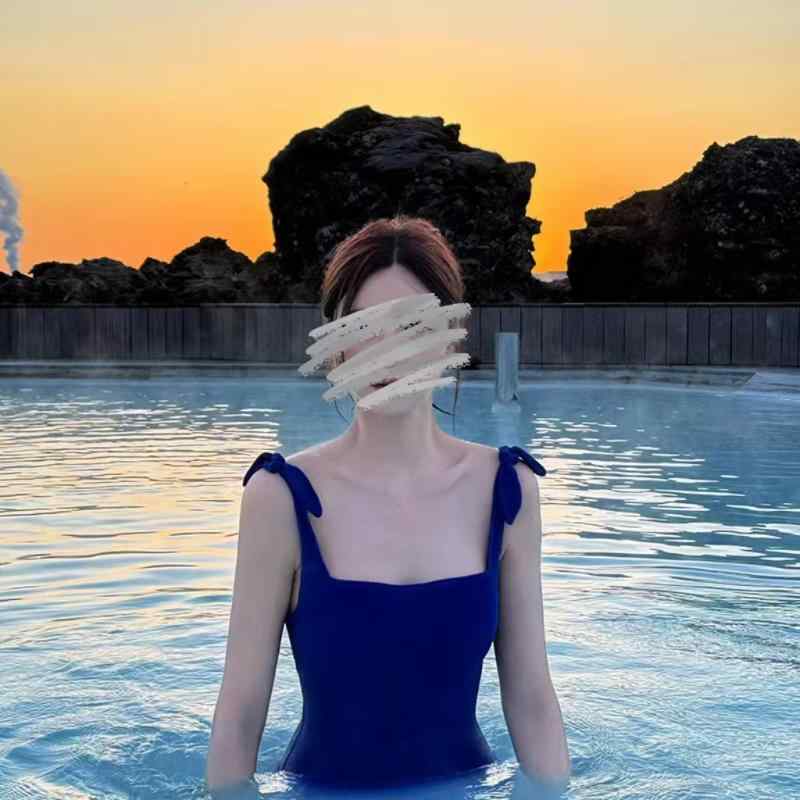 ・カテゴリ: 三角ワンピース水着・スタイル: カジュアル・対象性別: 女性・デザイン: 背中開き・仕様: 胸パッド入り、ノンワイヤー・袖丈: ノースリーブ・柄: 無地・カラー展開: ブルー・サイズ展開: M、L、XL