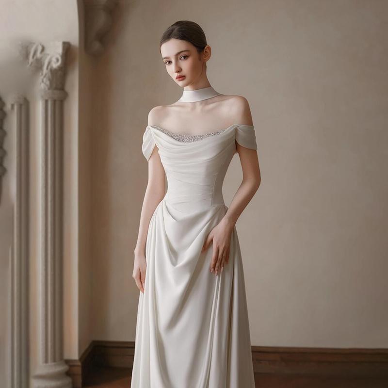 楽天おうち健康生活ウェディングドレス オフショルダー 軽量 フレンチスタイル サテン 花嫁 ショートトレーン ロング丈 結婚式 披露宴 二次会 ホテルウェディング 純白 モダンなデザイン リボンデザイン 春夏