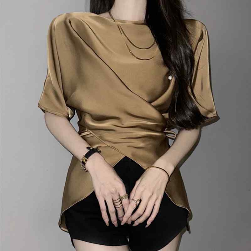 ブラウス レディース 春夏 細見え 体型カバー アシンメトリー リボン ミドル丈 サテン 薄手 無地 ラウンドネック 半袖 トップス 通勤 オフィス ストレートシルエット 再生繊維 黒 白