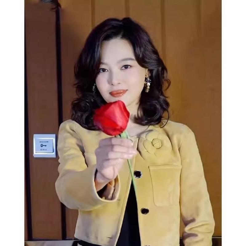 ウィッグ かつら ステージ パフォーマンス コスプレ 変装 黒 ミディアム ロング 巻き毛 中 分け前 髪 ..