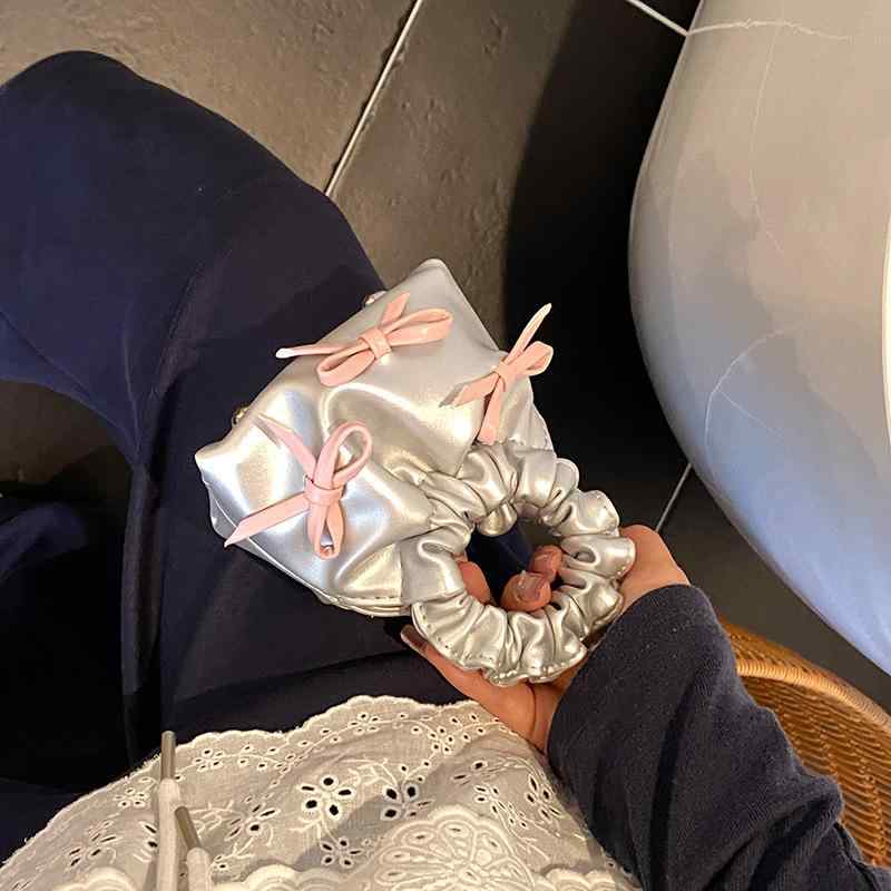 Pochettes - バッグ 女の子 キッズ 韓国 ミニ 手提げ 斜めがけ ショルダー リボン 雲形 親子お揃い PUレザー 軽量 普段使い ブラック ピンク シルバー ワインレッド アイボリー