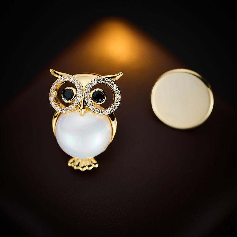 ブローチ 女性用 キャラクター フクロウ アニマルモチーフ マグネット式 パール マイクロパヴェ ジルコニア 高級感 銅製 電気メッキ加工 ラペルピン はだけ防止 襟元アクセサリー