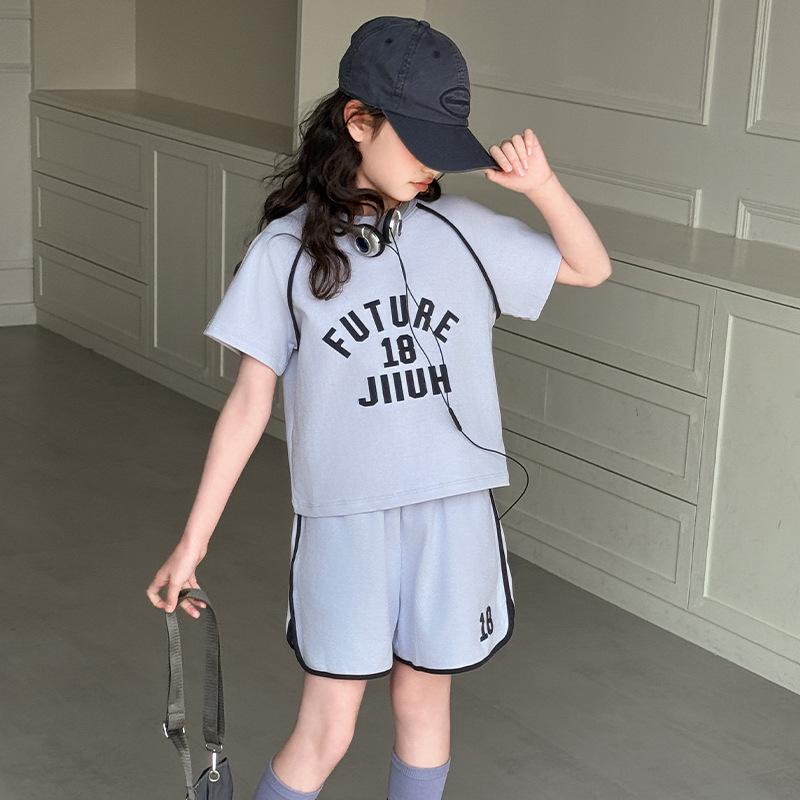 ・カテゴリ: キッズセットアップ・性別: 女性・スタイル: スポーツ・セットタイプ: パンツセット・セット内容: 2点セット・対象年齢: 8歳以上・袖丈: 半袖・パンツ丈: ロング・厚さ: 薄手・生地加工: 柔軟加工・柄: ロゴ・デザイン: トレンド・主な素材: アセテート繊維80%、綿混紡・開閉タイプ: プルオーバー・カラー展開: ホワイト、パープル・サイズ展開: 120cm、130cm、140cm、150cm、160cm、170cm