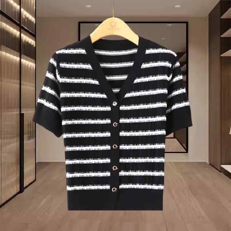 ・カテゴリ: ニットカーディガン・スタイル: エレガントカジュアル・主な素材: ニット（ポリエステル 30-50%）・ネックライン: Vネック・袖丈: 3分袖・柄: ストライプ・カラー展開: ブラック・サイズ展開: L, XL, 2XL, 3XL・厚み: 普通・セット内容: 単品・フィット: レギュラー・袖タイプ: レギュラー袖・デザイン要素: バイカラー・着丈: レギュラー丈・開閉: ボタン