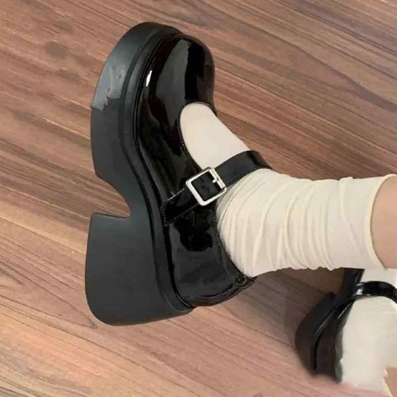 パンプス レディース マリージェーン ブラック エナメル 厚底 ミドルヒール 太ヒール ラウンドトゥ ワンストラップ 浅履き フレンチ カジュアル 万能 普段使い スカートコーデ 合成皮革 春秋