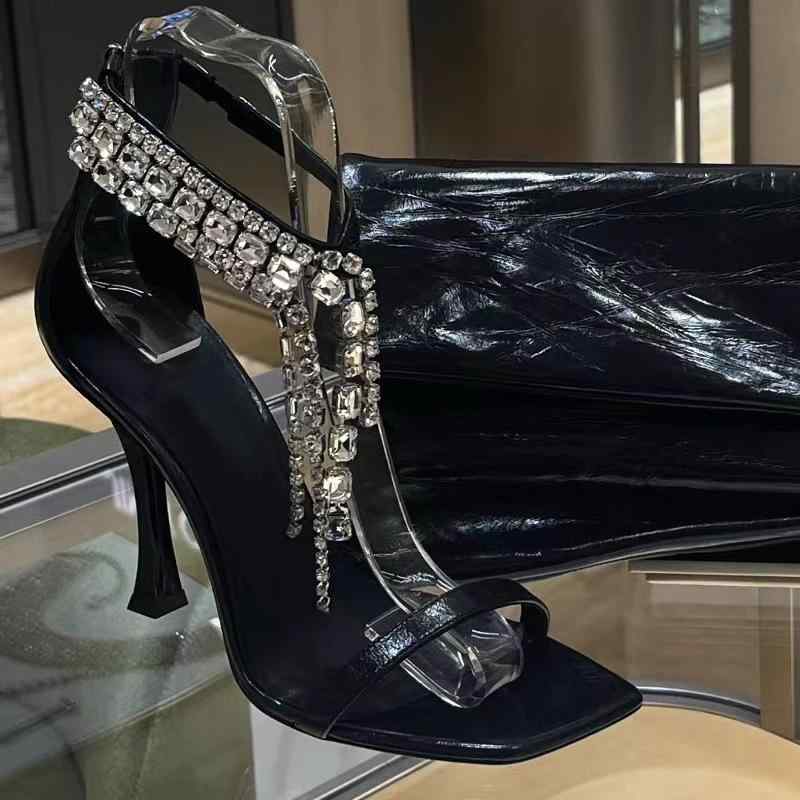 サンダル レディース 女性用 スクエアトゥ オープントゥ ハイヒール 細ヒール スティレットヒール ワンストラップ クリスタルチェーン 人工皮革 ブラック シルバー 春夏 結婚式 パーティー エレガント 華奢 デート