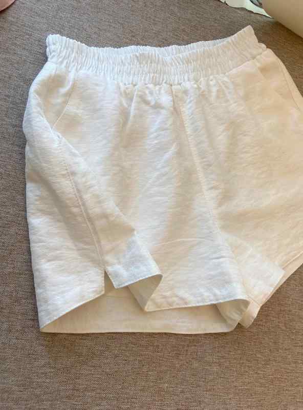 ショートパンツ レディース 白 ホワイト ハイウエスト ワイドレッグ ワイドシルエット ウエストゴム 薄手 軽量 ポリエステル素材 ゆったり リラックスフィット カジュアル 普段使い 着回し 夏 フェミニン ガーリー ミニ丈 短パン