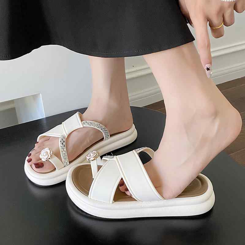 サンダル レディース 厚底 ワンベルト ビジュー ストラップ 花 フラワー 外履き 普段使い デイリーユース カジュアル おしゃれ ファッション 滑り止め 防滑 PVC素材 夏 サマー ブラック ホワイト