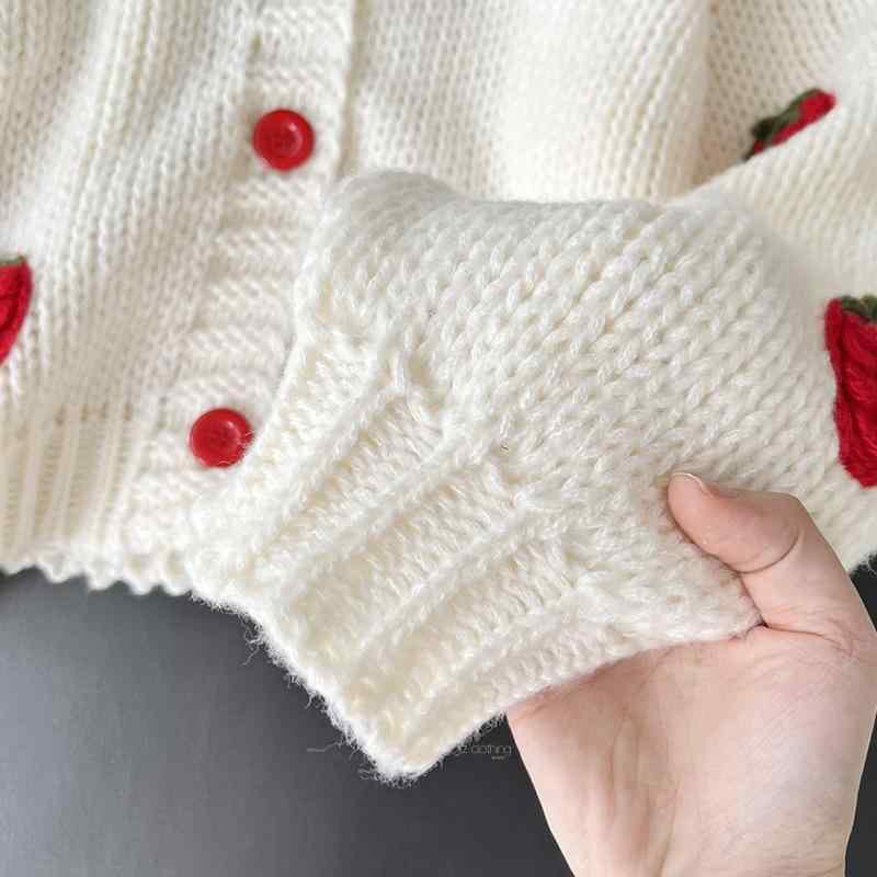 ニットカーディガン レディース 春秋 上品 着回し Vネック おしゃれ やわらか フェミニン 立体いちご柄 ショート丈 長袖 ポリエステル ボタン付き 前開き カジュアル スウィート デイリーユース レッド ピンク系