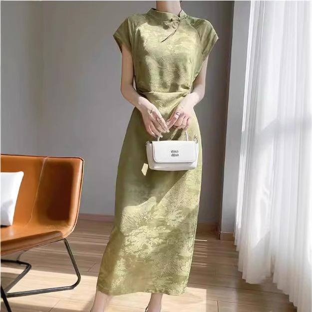 ワンピース レディース 春夏 立ち襟 スタンドカラー ポリエステル サテン地 光沢 ジャガード織り柄 チャイナ風 なめらか プリーツ ウエストシェイプ ロング丈 マキシ丈 半袖 タイトシルエット 通勤 オフィス エレガント きれいめ