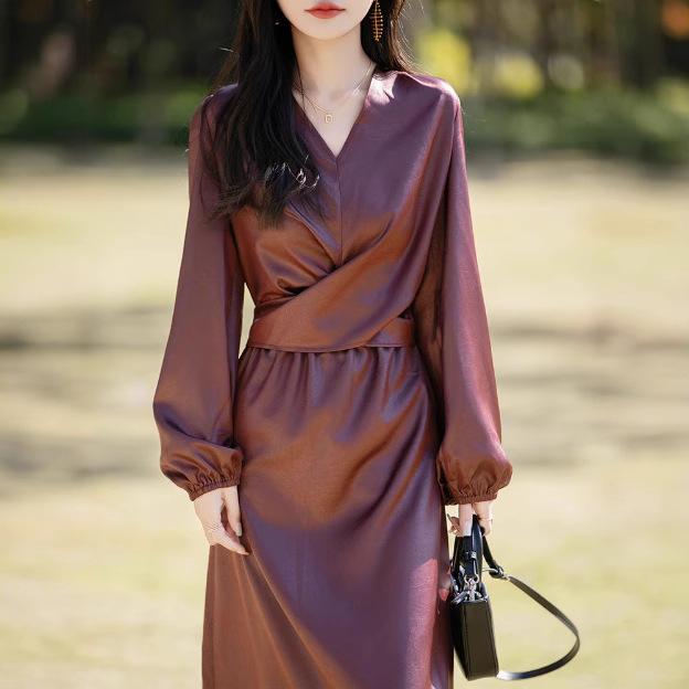 ワンピース レディース 春夏 エレガント Vネック ウエストマーク サテン調 光沢感 ロング丈 マキシ丈 スタイルアップ Aライン 長袖 アセテート素材 ドレス 結婚式 お呼ばれ 二次会 パーティー デート 通勤 オフィス 上品 ベージュ グリーン