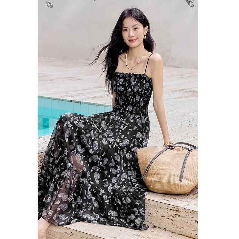 ワンピース レディース キャミソール シアー 薄手 ドレープ感 落ち感 ロング丈 マキシ丈 ウエストマーク 細見え スタイルアップ 小花柄 ポリエステル 春夏 通勤 オフィス デイリー エレガント 上品 ブラック ブラウン