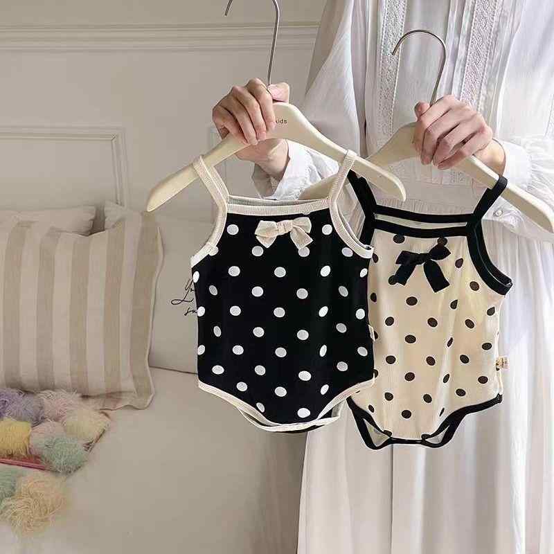 ・カテゴリ: ロンパース、カバーオール・スタイル: カジュアル・: 三角ロンパース・主な素材: 綿91%～95%・対象: 乳幼児 (1～3歳、身長80～100cm)・対象性別: 女の子・袖丈: ノースリーブ・厚さ: 厚手・カラー展開: ホワイト、ブラック・サイズ展開: 66cm、73cm、80cm、90cm、100cm