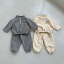 キッズ セットアップ 男の子 女の子 秋冬 韓国ファッション カジュアル 普段使い お出かけ スタンドカラー 襟付き アルファベット 裏起毛 フリース 暖かい 防寒 スウェット トレーナー 上下セット 2点セット