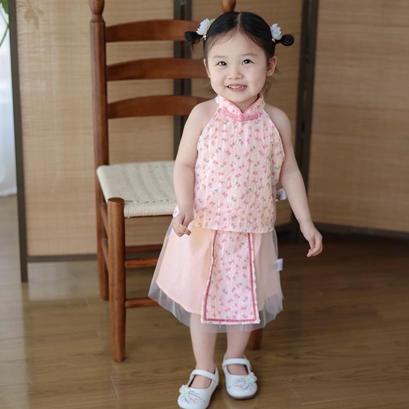 ・性別: 女の子・スタイル: 中国風・カテゴリ: スカートセットアップ・セット内容: 2点セット・対象年齢: 1〜3歳 (80〜100cm)・袖丈: ノースリーブ・厚さ: 薄手・柄: 花柄・要素: セットアップ、可愛い・主な素材: ポリエステル・基準: A類・開閉方法: プルオーバー・カラー展開: ピンク・サイズ展開: 80cm、90cm、100cm、110cm、120cm