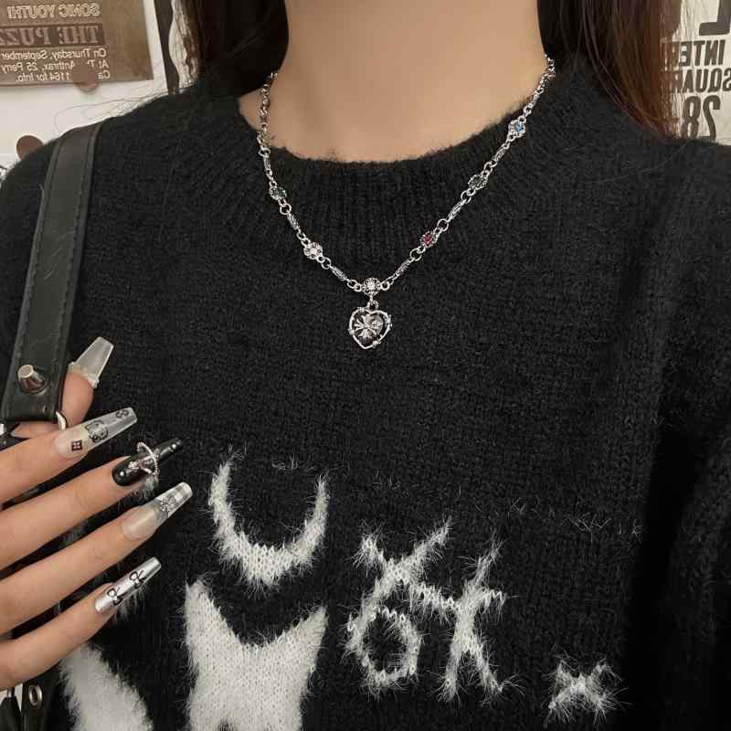 ネックレス レディース ハート クロス ペンダント 鎖骨チェーン スウィートクール ライトラグジュアリー 高級感 おしゃれ 精巧な細工 合金 電気メッキ加工 個性派 普段使い アクセサリー