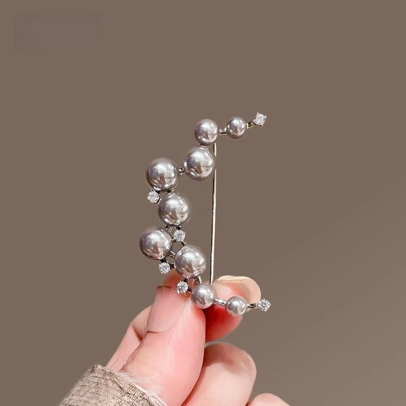 ブローチ レディース 高級感 個性的 パール ジルコニア 三日月モチーフ 上品 エレガント ライトラグジ..