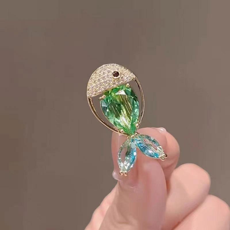 ブローチ レディース 金魚 ジルコニア 人工水晶 グリーン 合金製 韓国 かわいい 上品 エレガント 日韓スタイル 清楚 フェミニン ピン ズレ防止