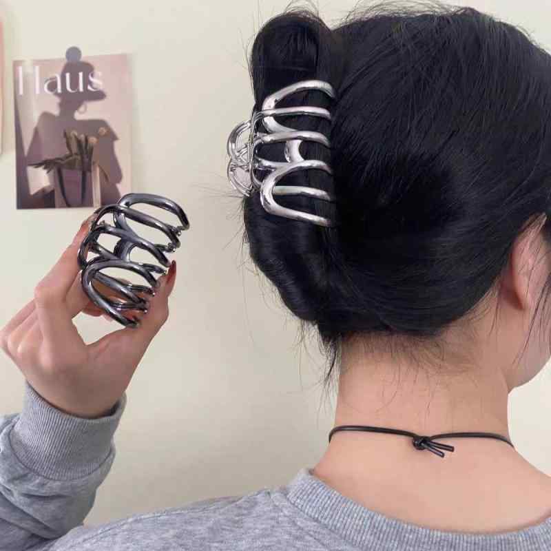 ヘアクリップ レディース バンスクリップ 髪留め 個性的 ウェーブ シャーククリップ 大きめ ラージサイズ クール モード 多用途 普段使い カジュアル 合金製 ガンメタリック シルバー